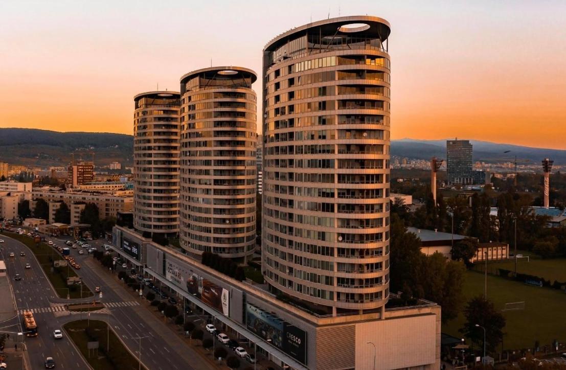 Three Towers With Beautiful View And Parking! Appartamento