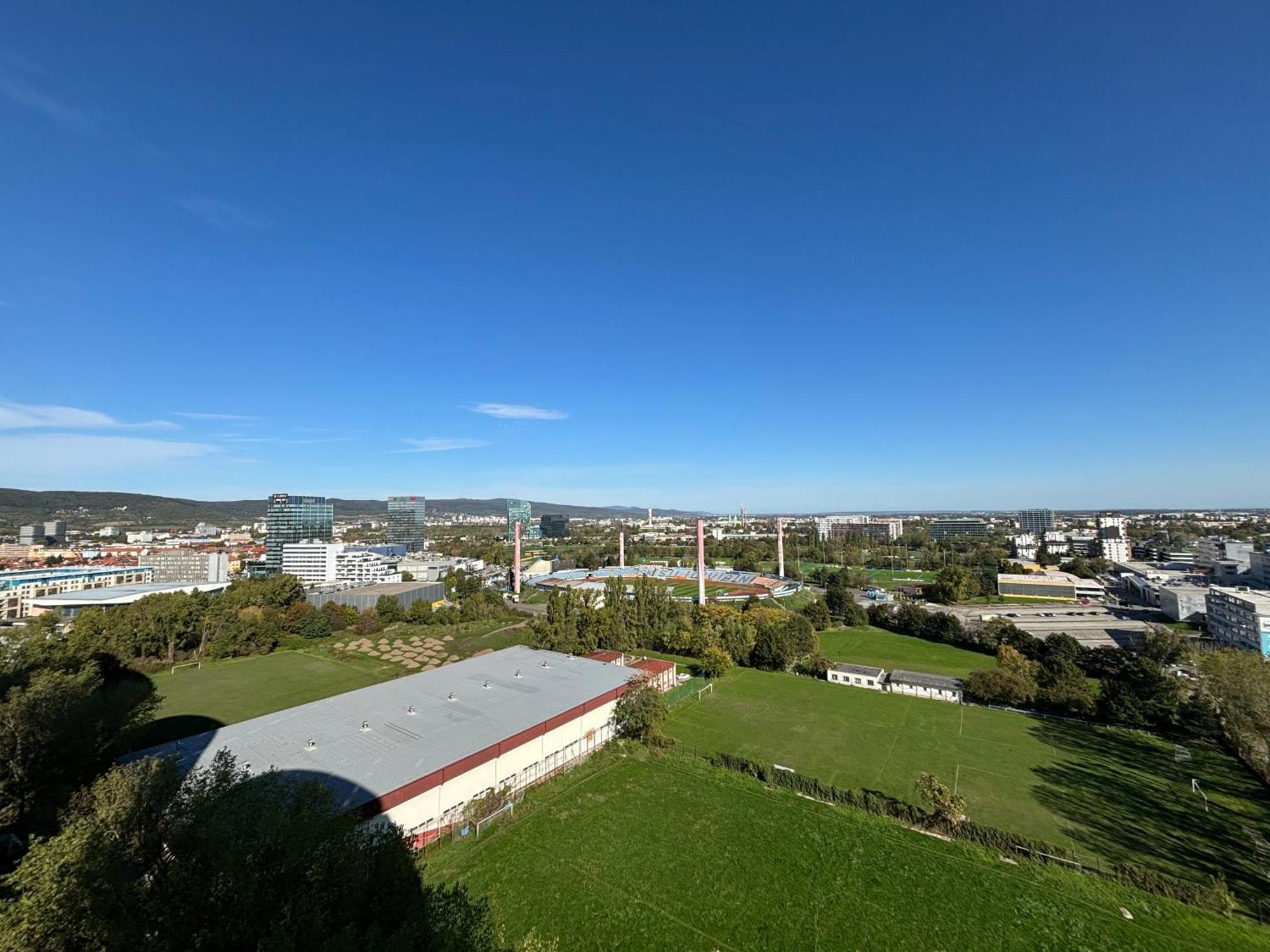 Three Towers With Beautiful View And Parking! Apartment Pressburg