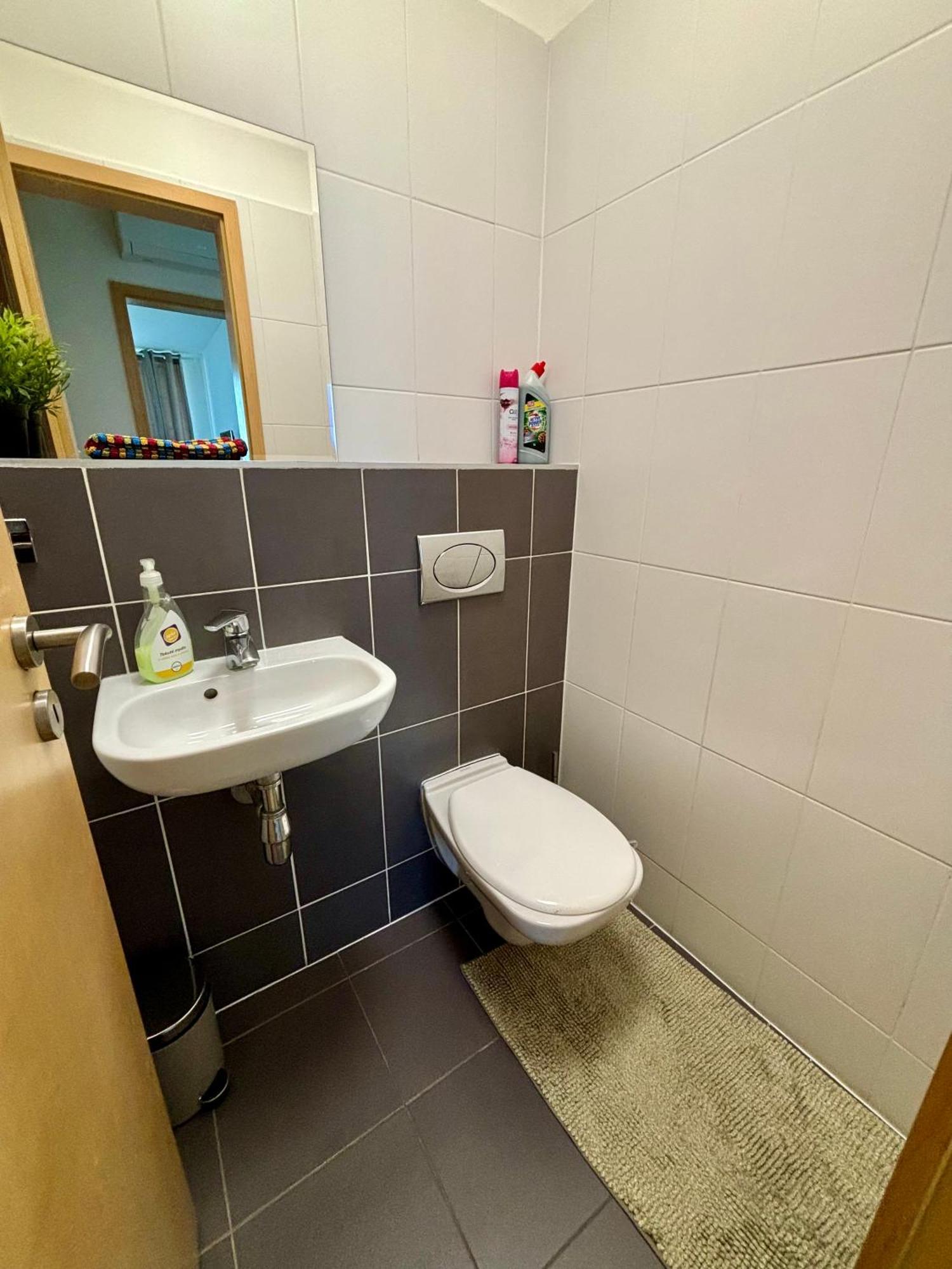 Three Towers With Beautiful View And Parking! Apartment *